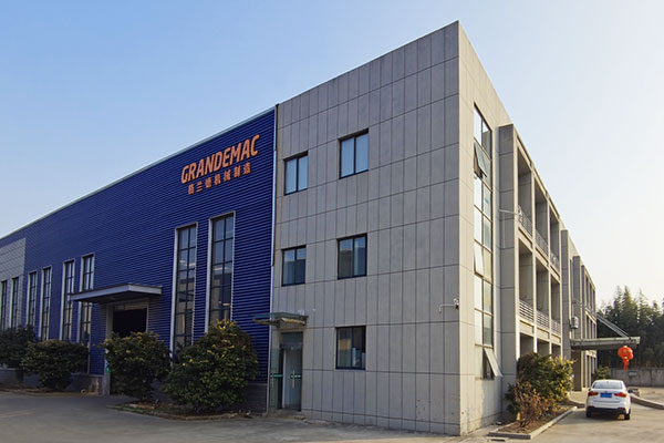 Esterno dell'edificio della sede centrale GRANDEMAC