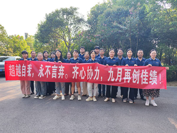 Foto di gruppo del personale con banner aziendale